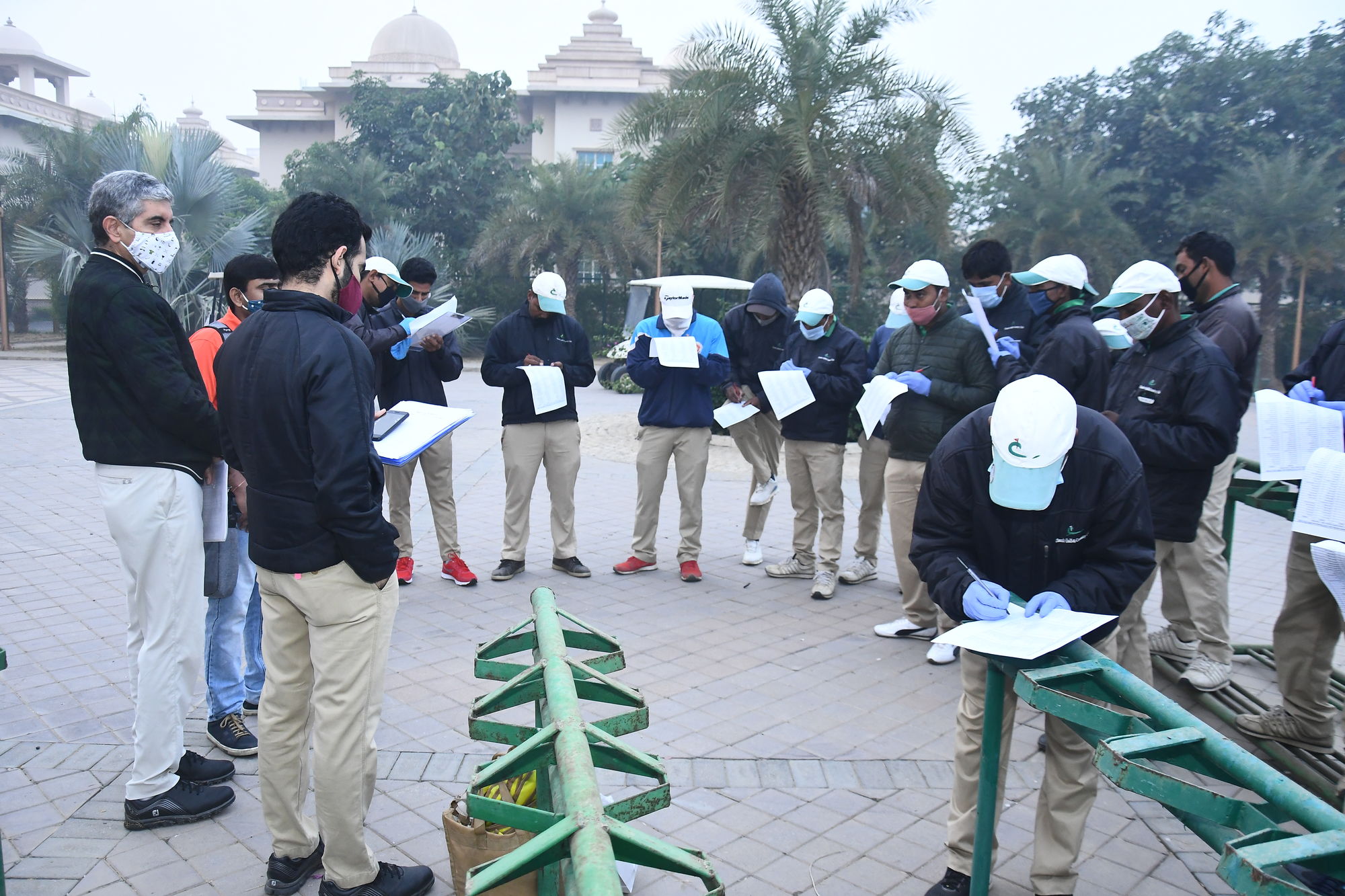 Briefing of the caddies