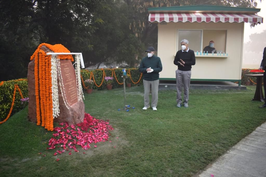 Shri Anil Baijal, Hon’ble Lt. Governor, Delhi inaugurating the revamped Qutab Golf Course in the presence of Shri Anurag Jain, DDA Vice Chairman.