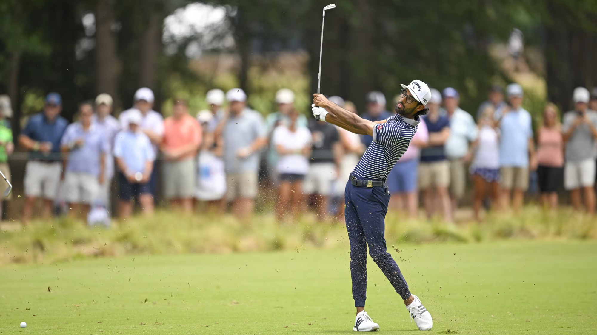 Akshay Bhatia plays a shot to the first green  (Image via Gettyimages)