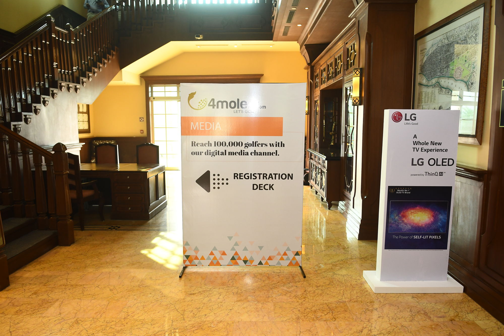 Guide to the registration desk.