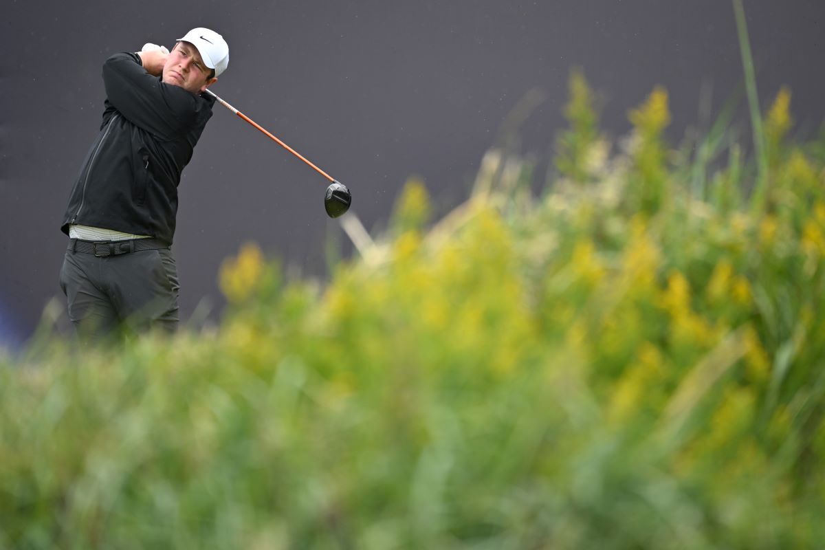 Robert Macintyre tees off on the first hole.(Image via Gettyimages)