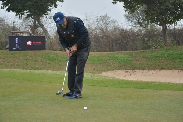 Mr. Manish Bharti with a putt attempt