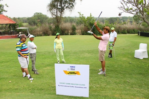 Pro Golfer Amandeep Johl with participants