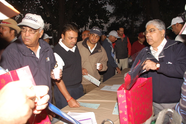 Old Boys arriving at the Registration desk!