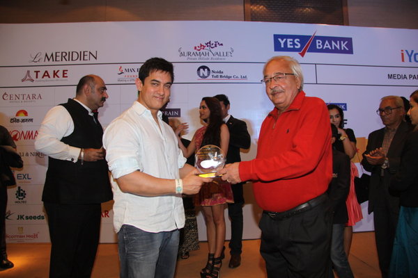 Aamir Khan presents the runner up (15-24 handicap category) award to Ravi Puri