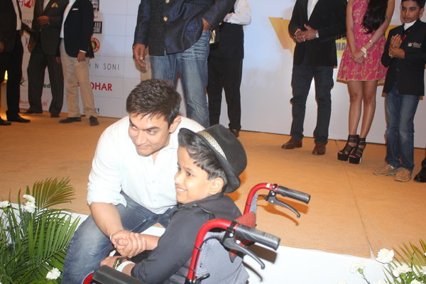 Aamir Khan spreads joy