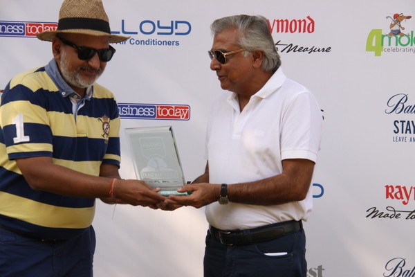 Mumbai-leg - Mr. Nipun Sehgal of Llyod Electric & Engineering (left) felicitating Mr. Dinesh Lal of AMI India Logistics (right) for winning the Handicap 19-24 category