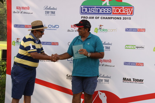 Mumbai-leg - Mr. Nipun Sehgal of Llyod Electric & Engineering (left) awarding Mr. Anuj Thapar of Aspher Foods (right) for winning the Handicap 11-18 category