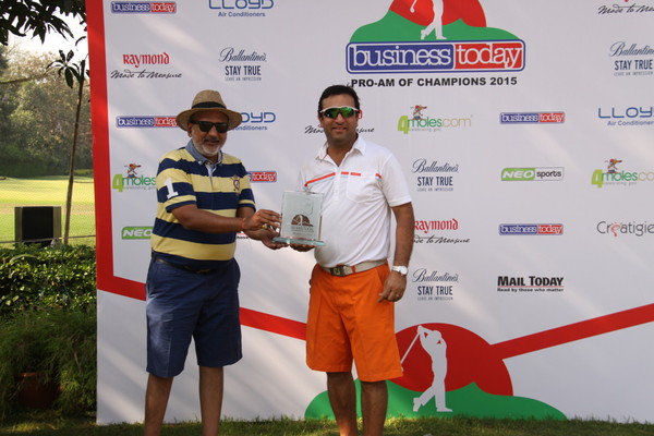 Mumbai-leg - Mr. Nipun Sehgal of Llyod Electric & Engineering (left) presenting a trophy to Mr. Rahul Divan of Rahul Gautam Divan & Associates (right) for winning the 0-11 Handicap category