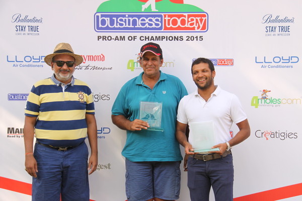 Mumbai-leg - Mr. Nipun Sehgal (left) during a photo-op with the winning team (102 points) of Mr. Anuj Thapar (center) and Mr. Mayank Ruia (right)