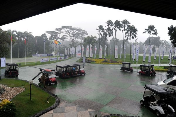 Lightning, thunderstorms and rains interrupted the Indonesia Open 2017