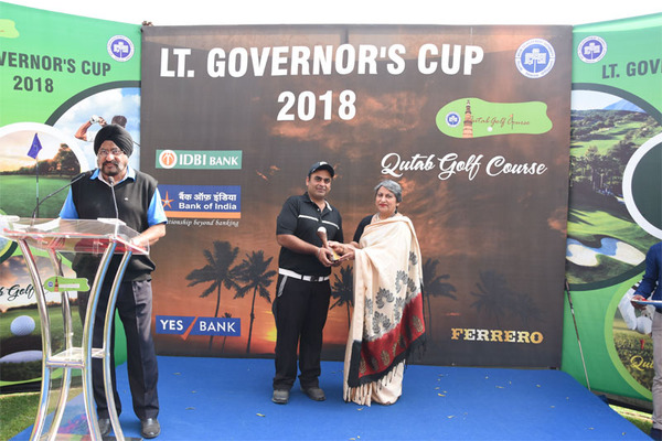 Air Cmde NPS Dalmi (Retd), Secretary at Qutab Golf Course announcing the winners list