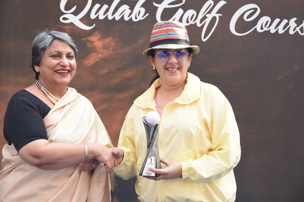 Mrs Baijal giving away the Winners prize to ardent Golfer Sonia Singh