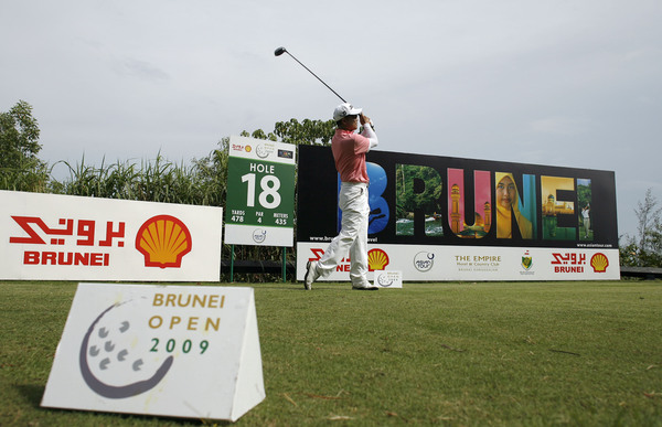 Ted Oh tees off at Hole 18