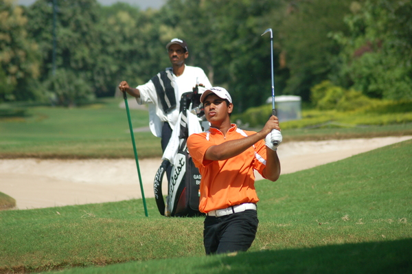 Gaganjeet BHULLAR out of the bunker in the 18th hole on day 4.