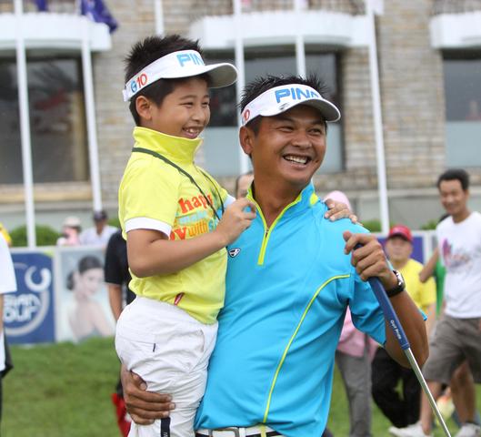 Lin Wen-Tang, with his son.