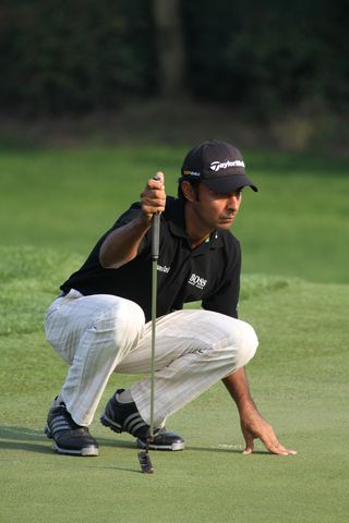 Jyoti Randhawa (IND) lining up a putt on Day one.