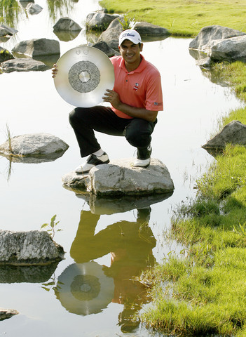 Gaganjeet Bhullar (IND) with the trophy