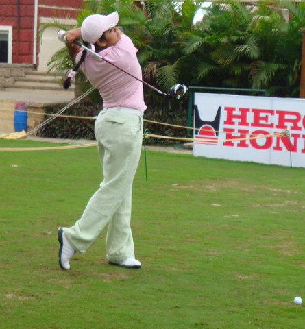 Pallavi with a practice swing during Day 2 (Leg 2)