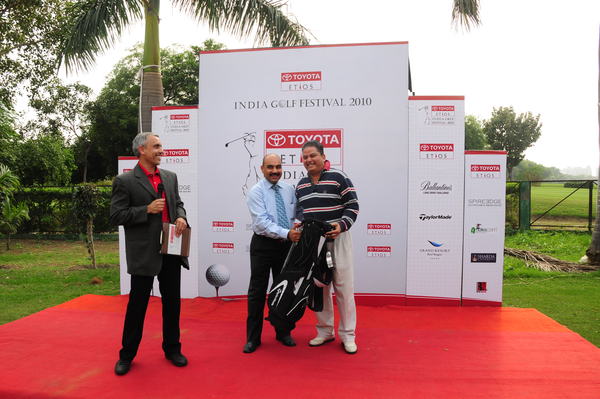 J.C Sharma, Hole-In-One winner being given a prize by Narender Kukreti of Toyota - DAY 1