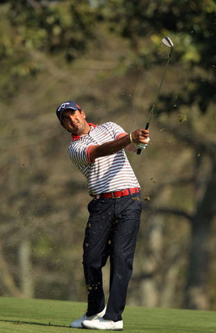 Indian professional Shiv Kapur in action during Day 2
