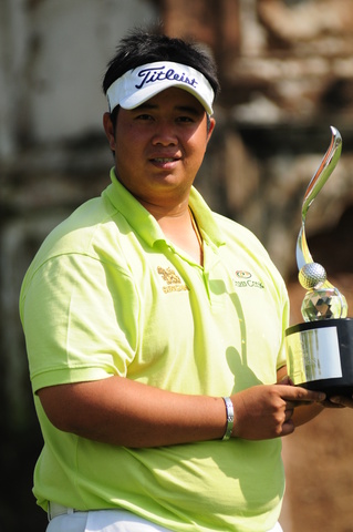 Kiradech Aphibarnrat of Thailand with the trophy