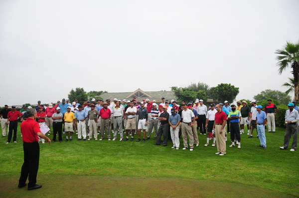 The briefing before tee off
