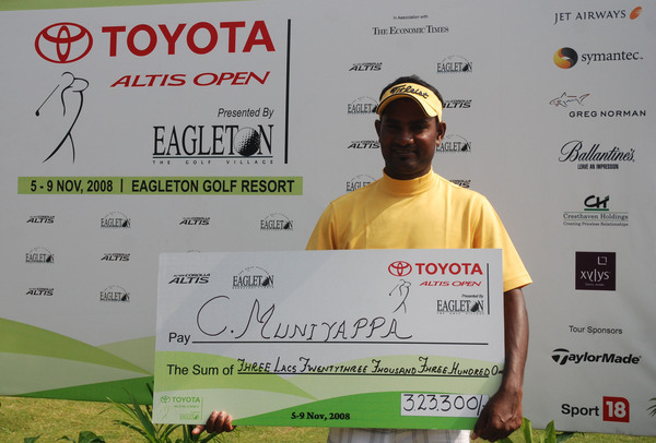 C. Muniyappa winner of TOYOTA ALTIS OPEN with the winners cheque