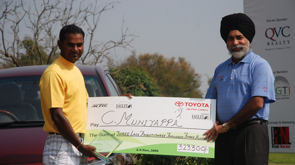 Muniyappa being presented the winners cheque by Toyota Motor's Deputy MD Sandeep Singh