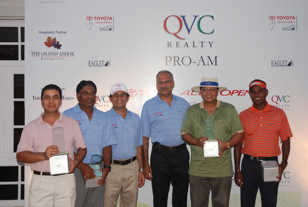 C.Muniyappa with his team-mates at the prize distribution