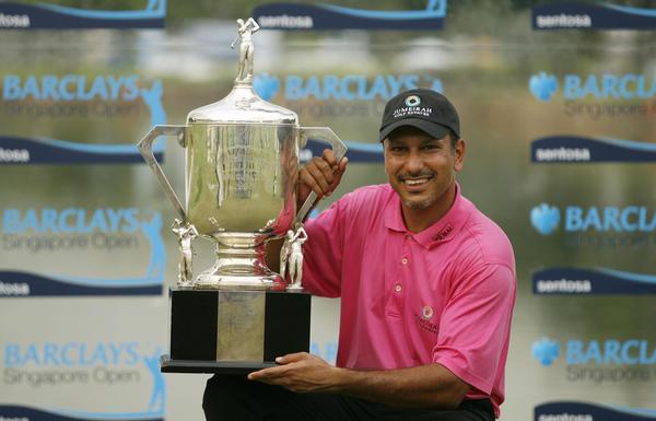 Jeev Milkha Singh with the Barclay's Singapore Open trophy