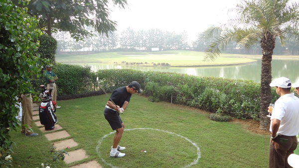 Mr. Amit Ganju playing the 'CHAMPAGNE GREEN' from the garden of a Villa.
