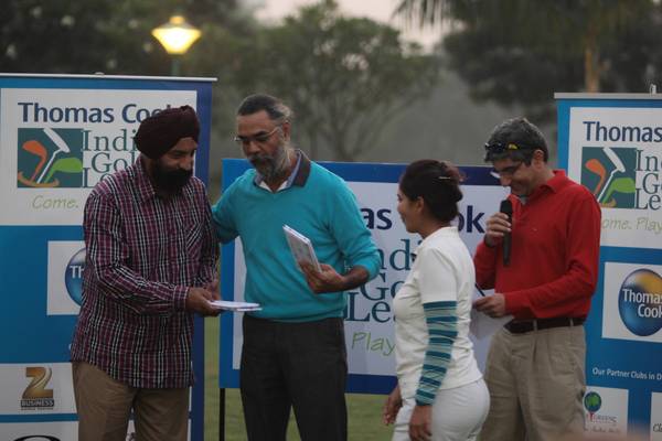 Mr Sikka presenting the 4moles.com Maximum-Regulations-on-Green award for the day