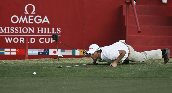 Pablo Larrazabal of Spain lines up his putt on the 18th hole during day 3 action of the Omega Mission Hills World Cup on 29 November, 2008