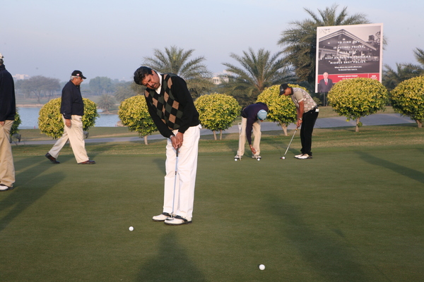 Kapil Dev and other golfer guests on the practice green.