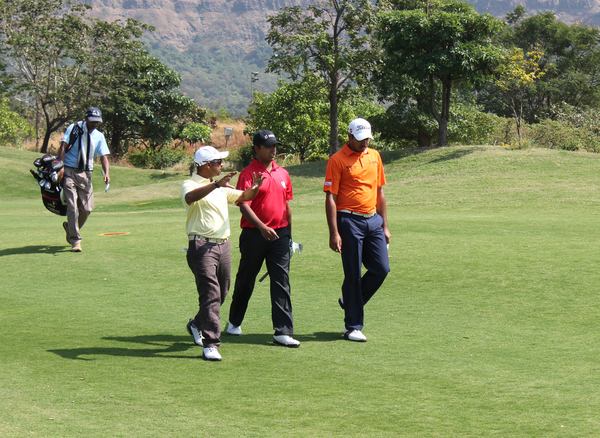 Rahil Gangjee, Anirban Lahiri and Gaganjeet Bhullar discuss the Pearls GPL event during their practice round