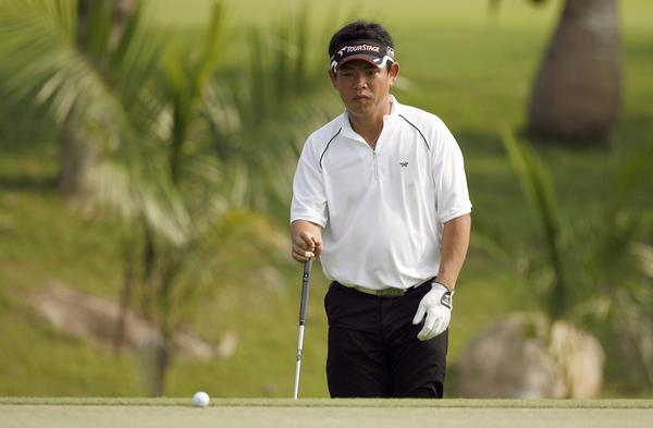 Testsuji Hiratsuka (JPN) at 2nd place with a 7 under.