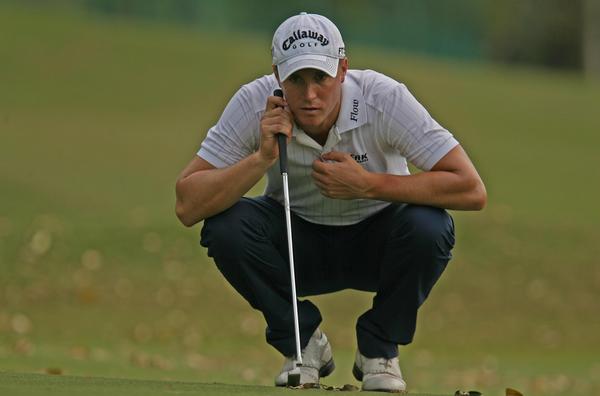 Alexander Noren reading his putt.