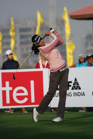 Nalini Singh off the tee