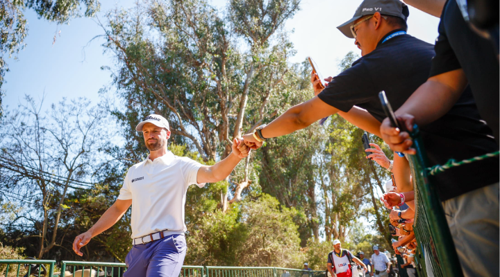 Wyndham Clark fist bumps a fan at the US Open Golf 2023 round 3. Read more on 4moles.com