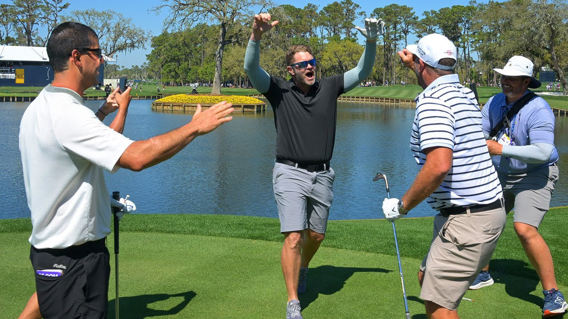 Caddie makes a HOLE-IN-ONE on No.17 at TPC Sawgrass